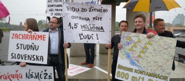 Foto: Občania Vrakune protestovali proti nedostatočnému riešeniu toxickej skládky