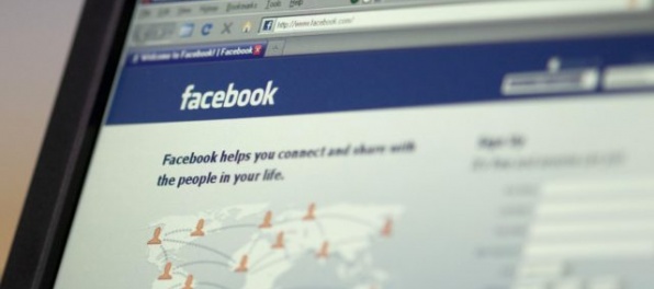 Facebook si najme tisíce ľudí, budú kontrolovať videá zo zločinov a samovrážd