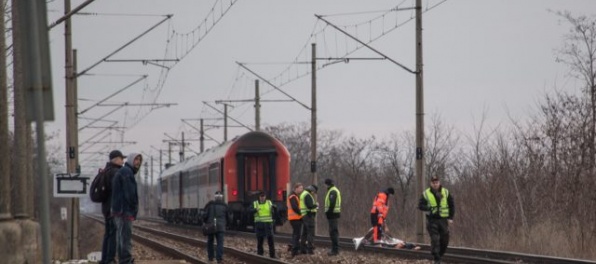 Muž si v Bratislave ľahol na koľajisko, prešiel ho vlak