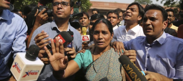 Muži, ktorí v Indii hromadne znásilnili študentku medicíny, dostali trest smrti