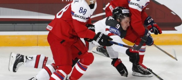 Video: Fíni sa natrápili s Bielorusmi, Kanaďania na úvod šampionátu zdolali Čechov