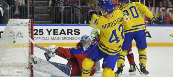 Video: Rusi v šlágri úvodného dňa MS v hokeji zdolali Švédov, Američania podľahli Nemcom