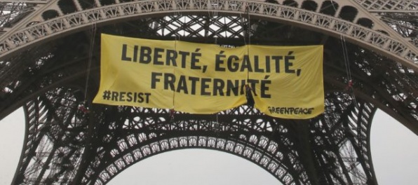 Video: Na Eiffelovu vežu sa vyšplhali aktivisti a rozvinuli transparent