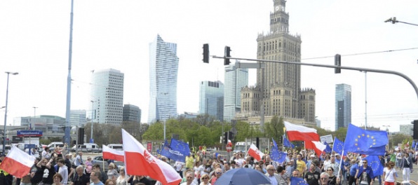 Vo Varšave vyšli do ulíc tisíce Poliakov, demonštrovali proti vláde a za slobodu