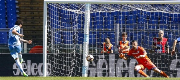 Video: “Vlci” zdolali AC Miláno, Lazio strelilo sedem gólov a Škriniar videl červenú kartu