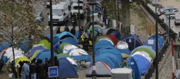 V Paríži vypratali stanový tábor utečencov, tisíc osôb premiestnili do ubytovní