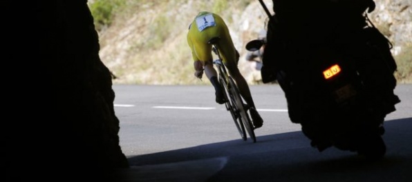 Šampióna Tour de France Frooma zrazilo na tréningu auto