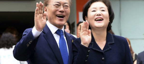 Juhokórejčania si zvolili novú hlavu štátu, do prezidentského kresla zasadne liberál Mun Če-in