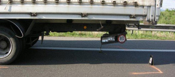Vodič nákladiaka spôsobil nehodu na D1, škodu vyčíslili na takmer stoticíc eur