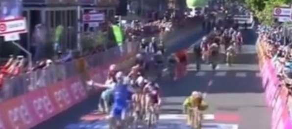 Video: Gaviria vyhral druhú etapu na Giro d’Italia, po Sardínii triumfoval aj na Sicílii