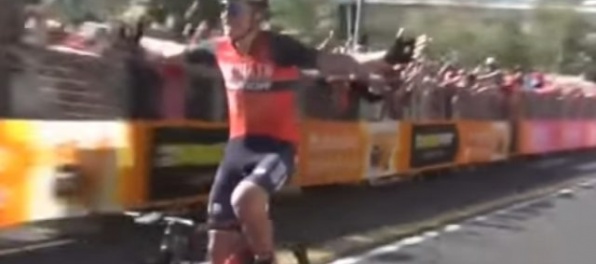 Video: Slovinský cyklista oslavoval víťazstvo v etape Gira d’Italia, radosť vystriedala veľká hanba