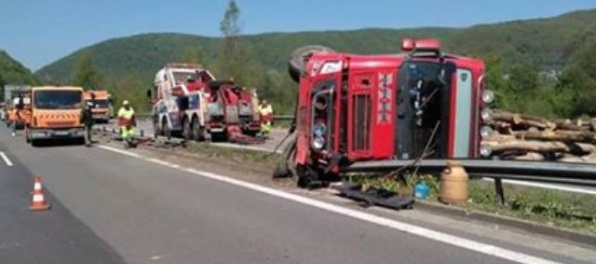 Aktualizované: Na R1 sa stala vážna nehoda, prevrátil sa kamión s drevom (foto)