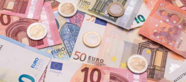 Dolár klesol voči euru aj jenu, firmy nenaplnili očakávania