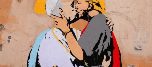 Foto: V Ríme sa objavilo graffiti, na ktorom sa pápež bozkáva s Trumpom