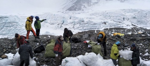 Dobrovoľníci vyzbierali na čínskej strane Mount Everestu štyri tony odpadu