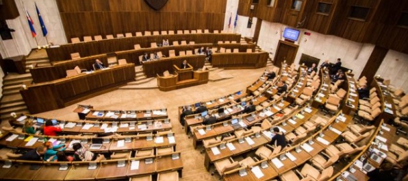 Rokovanie parlamentu prerušili, v pléne bola hŕstka poslancov