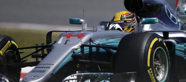 Na VC Španielska odštartuje z prvého miesta Hamilton, hneď za ním bude Vettel