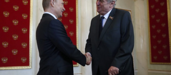 Novinárov je veľa, mali by sa likvidovať, povedal Zeman Putinovi