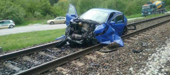 Foto: Na priecestí pred Ľubochňou sa zrazil vlak s osobným autom