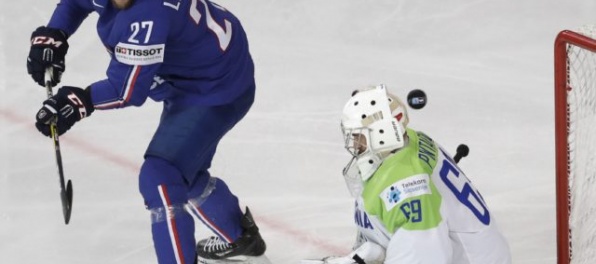 Video: Francúzi sa so šampionátom rozlúčili víťazstvom, Roussel hetrikom zostrelil Slovincov