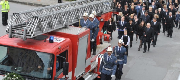 Foto: Stovky ľudí sa v Prešove rozlúčili s hasičskými záchranármi, ktorí zahynuli pri páde vrtuľníka