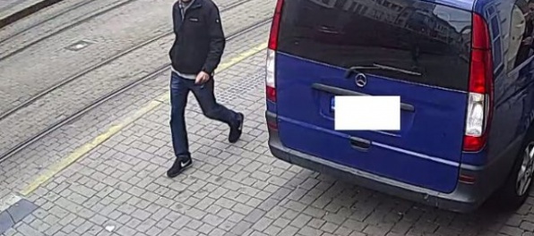 Foto: Z auta zmizla tučná hotovosť, pomôžte polícii nájsť neznámeho muža