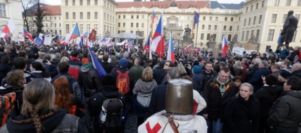 Ďalšie protesty proti Babišovi a Zemanovi vyhnali do ulíc stovky ľudí