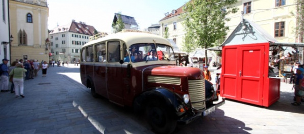 Ľudia sa cez víkend môžu previezť po Bratislave historickým autobusom