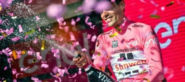 Dumoulin si víťazstvom v 14. etape Giro d’Italia upevnil líderskú pozíciú