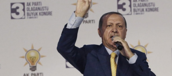Erdogan bol znovuzvolený za predsedu strany AKP, voľbu sledovali desaťtisíce ľudí