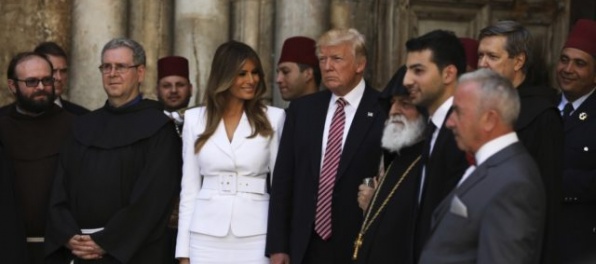 Prezident USA Trump sa modlil pri Múre nárekov, na stretnutí s Rusmi Izrael nespomínal