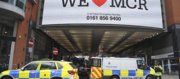 V Manchestri po útoku evakuovali aj nákupné stredisko, svedkovia hlásia výbuch