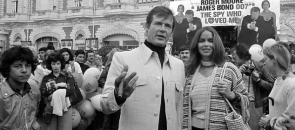 Zomrel herec Roger Moore, tretí predstaviteľ Jamesa Bonda