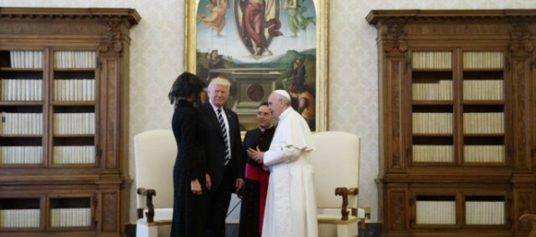Aktualizované: Trump sa stretol s pápežom, vymenili si aj dary