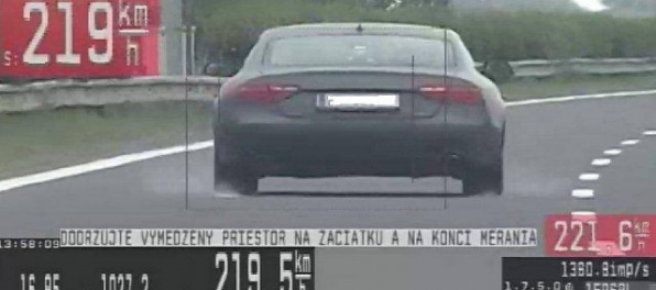 Foto: Na diaľnici namerali cestného piráta na Audi, nemal na pokutu a prišiel o vodičák