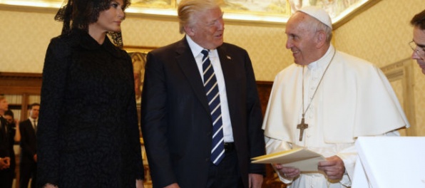 Pápež František sa spýtal Melanie, čím Trumpa kŕmi