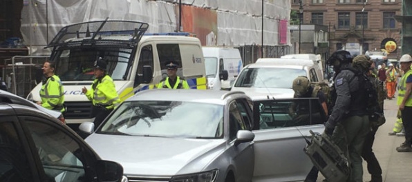 Aktualizované: Otec údajného útočníka z Manchestru poprel, že jeho syn vraždil