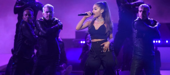 Ariana Grande po útoku v Manchestri prerušila európske turné