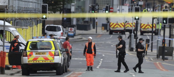 Briti soptia na Američanov, zverejnili policajné fotografie z miesta útoku v Manchestri