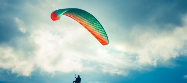 Paraglidista zo Slovenska sa v Rakúsku zrútil z výšky 50 metrov