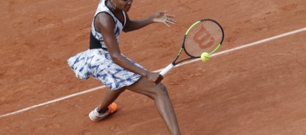 Venus Williamsová pri svojom jubilejnom 20. štarte na Roland Garros zvládla úvodné kolo