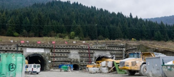 Firma Dúha, ktorá stavia tunel Višňové, má ďalší problém. Preveruje ju daňová kobra