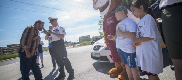 Foto: Na cestách je akcia Jablko – Citrón, policajti spolu s deťmi kontrolujú vodičov