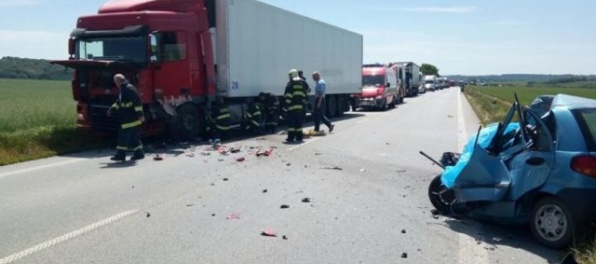 Foto: Medzi obcami Boleráz a Bíňovce sa zrazil kamión s autom, nehodu neprežila jedna osoba