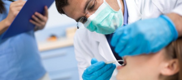 Zubár čelí obvineniu, že vytrhol žene 22 zdravých zubov
