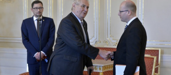 Českému prezidentovi Zemanovi a vláde výrazne klesla dôvera