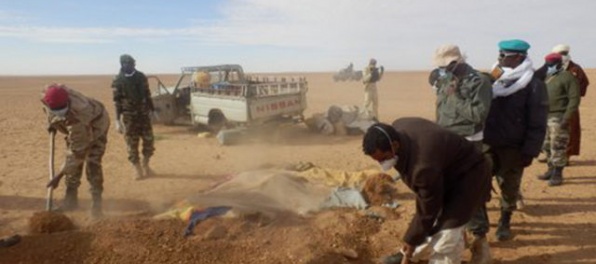 Uprostred púšte sa pokazil nákladiak, desiatky ľudí zomreli od smädu