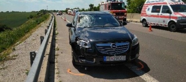 Vodič BMW vystúpil z auta na R1 pri odbočke na Veľké Zálužie a skončil pod kolesami Opla