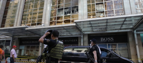 Foto: Ozbrojenec zaútočil na hotelový komplex pri Manile, zomrelo 34 ľudí. Úrady spojitosť s terorizmom odmietli