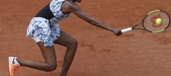 Venus Williamsová je po desiaty raz v osemfinále Roland Garros, vyradila premožiteľku Cibulkovej